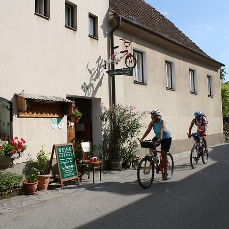 Weinbau-Gaestezimmer Martin Und Eva Maria Jamek Weissenkirchen in der Wachau Exterior foto
