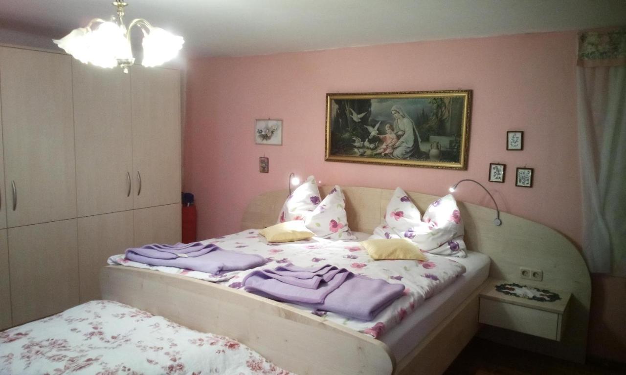 Weinbau-Gaestezimmer Martin Und Eva Maria Jamek Weissenkirchen in der Wachau Exterior foto