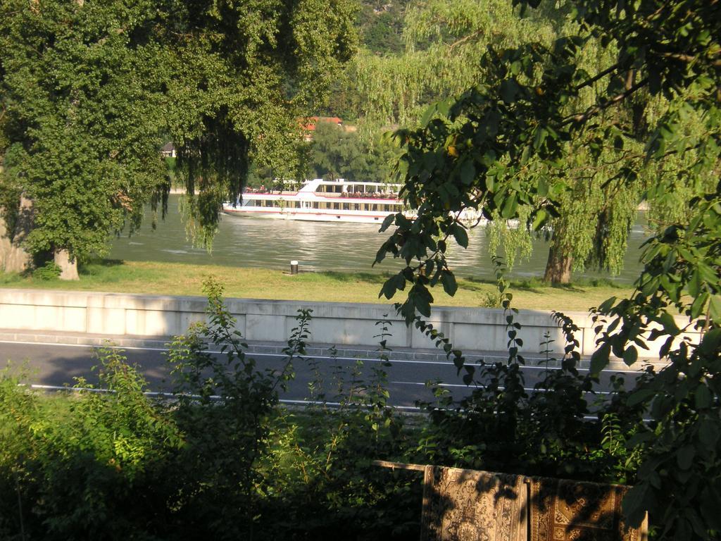 Weinbau-Gaestezimmer Martin Und Eva Maria Jamek Weissenkirchen in der Wachau Exterior foto
